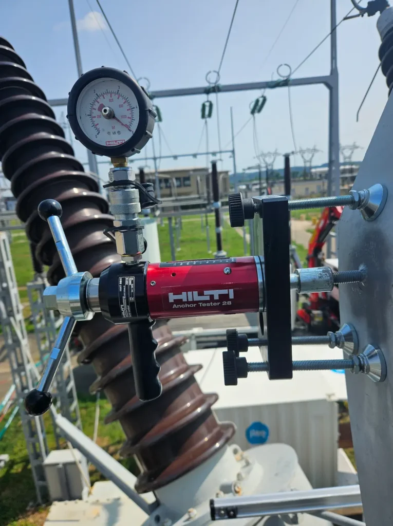 Appareil Hilti testant les ancrages sur un équipement électrique extérieur HTB.