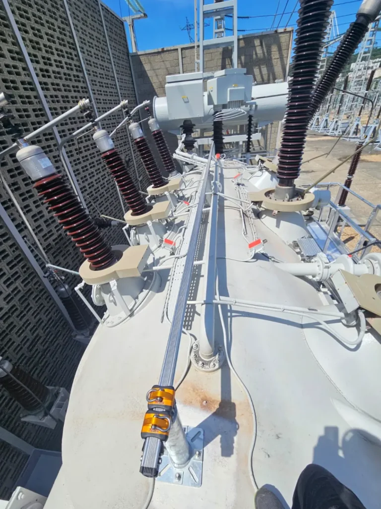 Ligne de vie fixée sur le dessus d'un transformateur haute tension.