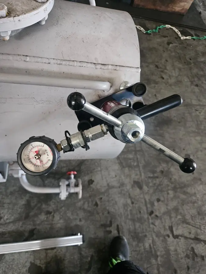 Manomètre et poignée de test de pression sur cuve de transformateur haute tension