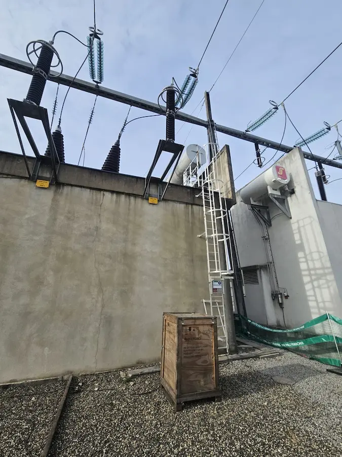 Échelle crinoline installée sur mur de poste électrique haute tension