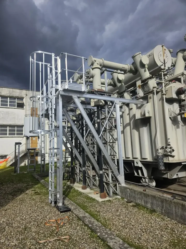 Technicien effectuant une mesure sur isolateur de poste haute tension.