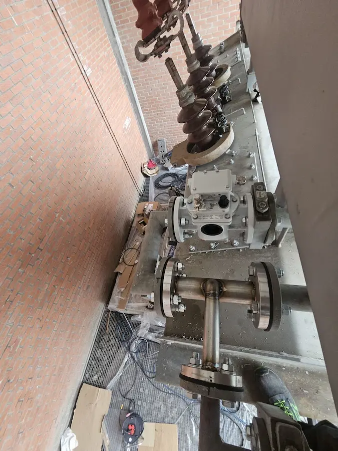 Raccordement d’une tuyauterie inox sur transformateur HTB dans un poste électrique