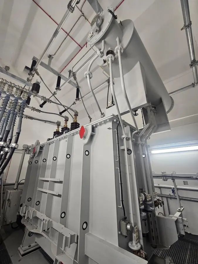 Transformateur haute tension en maintenance intérieure dans un poste électrique