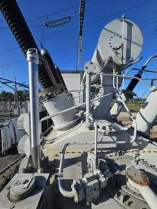 Opération de maintenance et de sécurisation contre les chutes de hauteur d’un transformateur électrique par la sarl HTB Height Technician in Building ; installation d’équipements de protection collective et individuelle : ligne de vie rail, embase avec potence, points d’ancrage fixes, support d’échelle ...