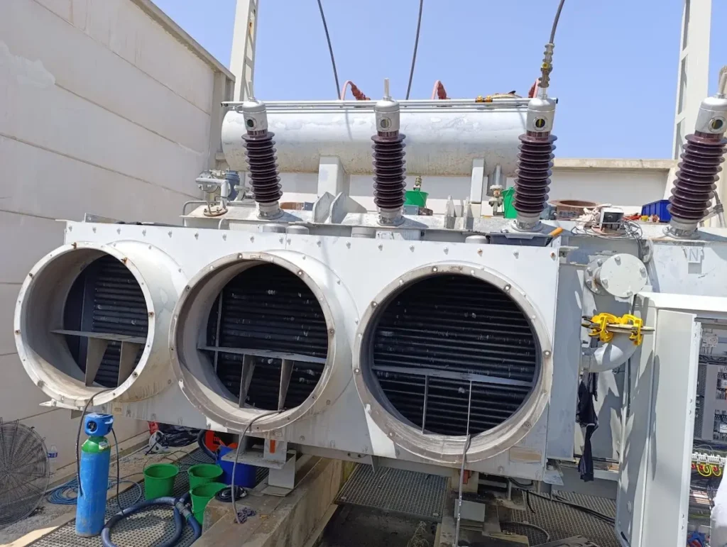 Transformateur HTB en cours de nettoyage et de réfection avec radiateurs démontés