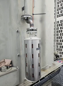 Filtre dessiccateur installé sur un transformateur haute tension en poste électrique HTB, dans le cadre d'une prestation HTB de tuyauterie et soudure