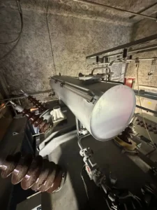 Intervention sur un transformateur électrique haute tension HTB en intérieur avec équipements de protection individuelle (ligne de vie rail sur conservateur)