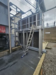 Installation HTB comprenant radiateurs de transformateur, passerelles et échelle d’accès