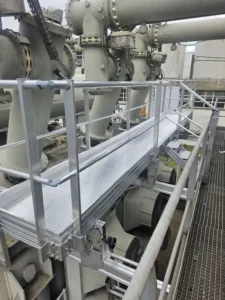 Passerelle en aluminium avec garde-corps (équipement de protection collective) installée au-dessus d’un appareillage GIS pour l’accès des ouvriers de maintenance