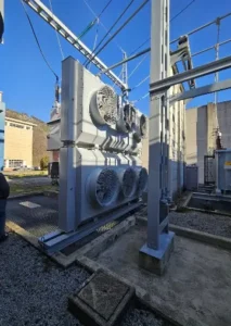 Radiateurs haute tension installés sur un châssis métallique au sein d’un poste HTB