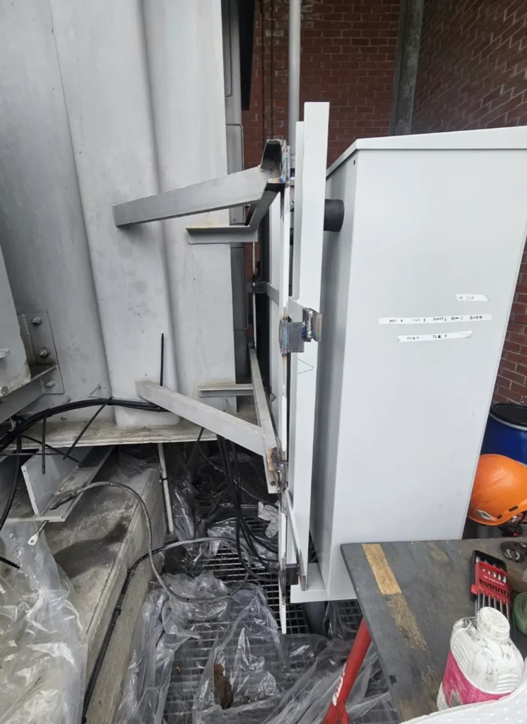 Support métallique conçu pour fixer une armoire électrique sur un transformateur HTB