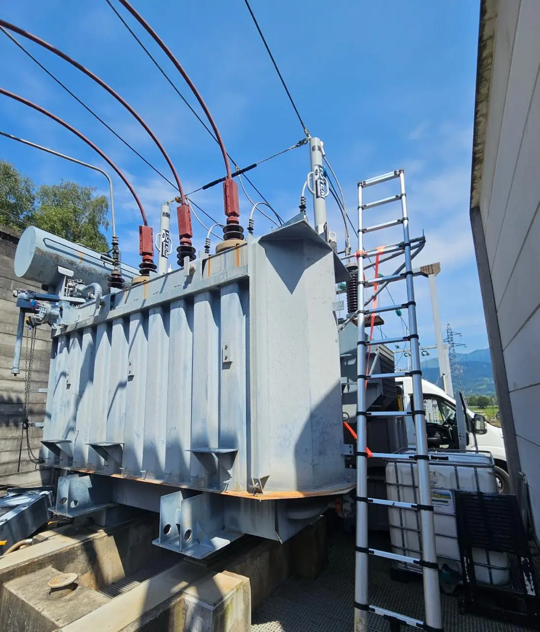 Transformateur haute tension avec échelle d’accès pour maintenance