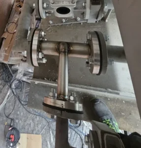 Tuyauterie en T inox soudée et fixée sur transformateur électrique HTB, dans le cadre d'une prestation de soudure pour la maintenance transformateur