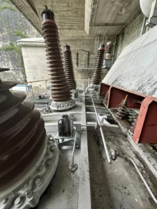 Intervention de Height Technician in Building pour l'installation d'équipements de protection individuelle. Il s'agit là de la pose de trois embases Miller (sans potence) sur un transformateur électrique. L'installation de ces dispositifs d'ancrage s'est faite au moyen de kit 25°. L'embase est un dispositif d'ancrage contre les chutes de hauteur.