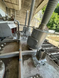 Intervention de Height Technician in Building pour l'installation d'équipements de protection individuelle. Il s'agit là de la mise en place de deux embases Miller sans potence sur un transformateur électrique. L'installation des embases s'est effectuée sur kit 45°. L'embase fait partie des dispositifs d'ancrage contre les chutes de hauteur.