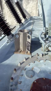 Intervention de Height Technician in Building pour l'installation d'équipement de protection individuelle. Il s'agit là de la pose d'une embase Miller (sans potence) sur un transformateur électrique. L'embase est un dispositif d'ancrage contre les chutes de hauteur.