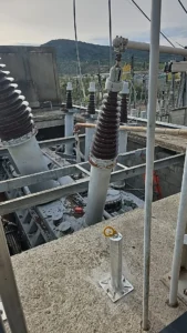 Intervention de Height Technician in Building pour la mise en place d'équipements de protection individuelle. Il s'agit là de mettre en place un potelet d'ancrage sur lequel est fixé un anneau d'ancrage. Ce sont là des dispositifs d'ancrage contre les chutes de hauteur.