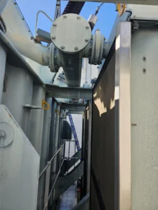 Intervention de Height Technician in Building pour la mise en place d'équipements de protection individuelle. Il s'agit là de mettre en place trois anneaux d'ancrage. Ces dispositifs d'ancrage permettent à tout agent de s'accrocher en toute sécurité lors d'intervention.