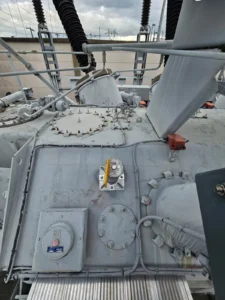 Intervention de Height Technician in Building pour la mise en place d'équipements de protection individuelle. Il s'agit là de mettre en place un potelet d'ancrage sur lequel est fixé un anneau d'ancrage. Ce sont là des dispositifs d'ancrage contre les chutes de hauteur.