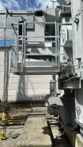 Intervention de Height Technician in Building pour la conception et réalisation d'une passerelle avec garde-corps, munie d'un support d'échelle. Intervention dans le cadre de travaux de sécurisation d'un transformateur électrique.