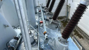 Intervention de Height Technician in Building pour la mise en place d'équipements de protection individuelle. Il s'agit là de mettre en place un potelet d'ancrage qui permet la fixation d'une ligne de vie rail. Ce sont là des dispositifs d'ancrage contre les chutes de hauteur.