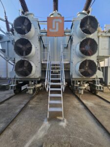 Intervention de la sarl Height Technician in Building (H.T.B) pour l'installation de moyens d'accès sur un transformateur électrique. Il s'agit là de la mise en place d'un escalier d'accès à la passerelle, pour la maintenance transformateur. Intervention dans le cadre de travaux de sécurisation d'un transformateur électrique contre les chutes de hauteur.