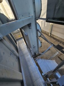 Intervention de la sarl Height Technician in Building (H.T.B) pour l'installation de moyens d'accès sur un transformateur électrique. Il s'agit là de la mise en place d'un escalier d'accès à la passerelle, pour la maintenance transformateur. Intervention dans le cadre de travaux de sécurisation d'un transformateur électrique contre les chutes de hauteur.