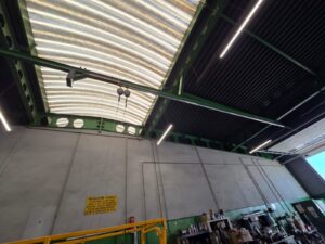 Intervention de Height Technician in Building pour la mise en place d'équipements de protection individuelle. Il s'agit là de mettre en place une ligne de vie horizontale rail sur une poutre au plafond. Ce sont là des dispositifs d'ancrage contre les chutes de hauteur.