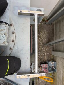 Intervention de la sarl Height Technician in Building pour l'installation de moyens d'accès sur transformateur électrique. Il s'agit en l'occurrence de mettre en place un support d'échelle parallèle. Cela permet en effet à tout opérateur d'accéder à la partie haute de l'installation en toute sécurité. Intervention dans le cadre de travaux de sécurisation d'un transformateur électrique contre les chutes de hauteur.