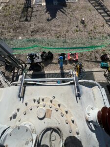 Intervention de la sarl Height Technician in Building pour l'installation de moyens d'accès sur transformateur électrique. Il s'agit en l'occurrence de mettre en place un support d'échelle parallèle. Cela permet en effet à tout opérateur d'accéder à la partie haute de l'installation en toute sécurité. Intervention dans le cadre de travaux de sécurisation d'un transformateur électrique contre les chutes de hauteur.