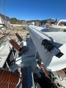 Intervention de Height Technician in Building pour la mise en place d'équipements de protection individuelle. Il s'agit là de mettre en place une ligne de vie horizontale rail, maintenue par deux supports Cupro. L'installation s'est faite sur le conservateur d'un transformateur. Ce sont là des dispositifs d'ancrage contre les chutes de hauteur.