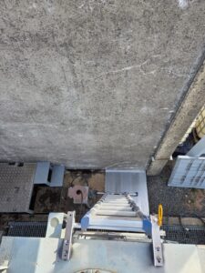 Intervention de Height Technician in Building pour l'installation d'une plateforme de départ d'échelle. Il s'agit là d'un moyen d'accès à la partie haute d'un transformateur électrique. Intervention dans le cadre de travaux de sécurisation d'un transformateur contre les chutes de hauteur.