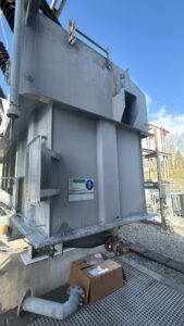 Intervention de la sarl Height Technician in Building pour l'installation de moyens d'accès sur transformateur électrique. Il s'agit en l'occurrence de mettre en place un support d'échelle parallèle. Cela permet en effet à tout opérateur d'accéder à la partie haute de l'installation en toute sécurité. Intervention dans le cadre de travaux de sécurisation d'un transformateur électrique contre les chutes de hauteur.