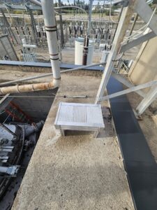 Intervention de Height Technician in Building pour l'installation d'une plateforme de départ d'échelle. Il s'agit là d'un moyen d'accès au conservateur d'un transformateur électrique. Intervention dans le cadre de travaux de sécurisation d'un transformateur contre les chutes de hauteur.