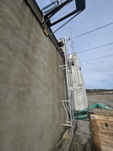 Prestation d'assujettissement et de sécurisation contre les chutes de hauteur par l'installation d'équipements de protection collective et individuelle sur un transformateur électrique haute tension : échelle à crinoline installée par la sarl HTB Height Technician in Building