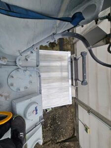 Intervention de Height Technician in Building pour l'installation d'une plateforme de départ d'échelle. Il s'agit là d'un moyen d'accès à la toiture d'un transformateur électrique. Intervention dans le cadre de travaux de sécurisation d'un transformateur contre les chutes de hauteur.