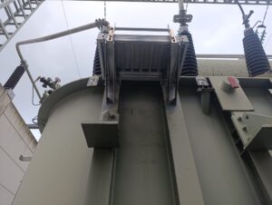 Intervention de Height Technician in Building pour l'installation d'une plateforme de départ d'échelle. Il s'agit là d'un moyen d'accès à la toiture d'un transformateur électrique. Intervention dans le cadre de travaux de sécurisation d'un transformateur contre les chutes de hauteur.