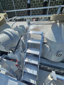 Intervention de la sarl Height Technician in Building (H.T.B) pour l'installation de moyens d'accès sur un transformateur électrique. Il s'agit là de la mise en place d'un escalier d'accès du transformateur par la passerelle. Intervention dans le cadre de travaux de sécurisation d'un transformateur électrique contre les chutes de hauteur.