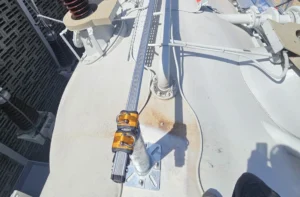 Intervention de Height Technician in Building pour la mise en place d'équipements de protection individuelle. Il s'agit là de mettre en place une ligne de vie horizontale rail, maintenue par trois potelets d'ancrage. Ce sont là des dispositifs d'ancrage contre les chutes de hauteur.