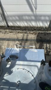 Intervention de Height Technician in Building pour l'installation d'une plateforme de départ d'échelle. Il s'agit là d'un moyen d'accès à la toiture d'un transformateur électrique. Intervention dans le cadre de travaux de sécurisation d'un transformateur contre les chutes de hauteur.