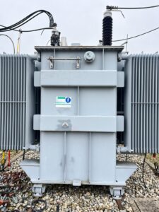 Intervention de la sarl Height Technician in Building pour l'installation de moyens d'accès sur transformateur électrique. Il s'agit en l'occurrence de mettre en place un support d'échelle parallèle. Cela permet en effet à tout opérateur d'accéder à la partie haute de l'installation en toute sécurité. Intervention dans le cadre de travaux de sécurisation d'un transformateur électrique contre les chutes de hauteur.