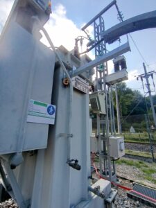 Intervention de la sarl Height Technician in Building pour l'installation de moyens d'accès sur transformateur électrique. Il s'agit en l'occurrence de mettre en place un support d'échelle perpendiculaire. Cela permet en effet à tout opérateur d'accéder à la partie haute de l'installation en toute sécurité. Intervention dans le cadre de travaux de sécurisation d'un transformateur électrique contre les chutes de hauteur.