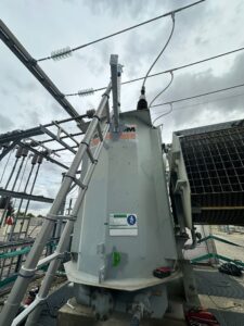 Intervention de la sarl Height Technician in Building pour l'installation de moyens d'accès sur transformateur électrique. Il s'agit en l'occurrence de mettre en place un support d'échelle perpendiculaire. Cela permet en effet à tout opérateur d'accéder à la partie haute de l'installation en toute sécurité. Intervention dans le cadre de travaux de sécurisation d'un transformateur électrique contre les chutes de hauteur.