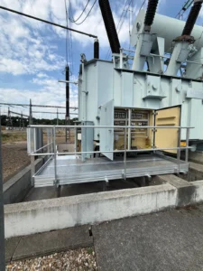 Conception, réalisation et installation d'une plateforme fixe en aluminium autour d'un transformateur électrique. Height Technician in Building a mis en place un équipement de protection collective. Il s'agit là d'une passerelle d'accès. Les utilisateurs peuvent ainsi travailler en hauteur en toute sécurité.