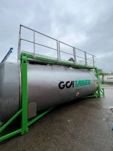 Conception, réalisation et installation d'un garde-corps complet en aluminium sur un conteneur. Height Technician in Building a mis en place un équipement de protection collective. L'accès à la partie haute du conteneur se fait via une échelle à crinoline. Les utilisateurs peuvent ainsi monter/descendre et travailler en hauteur en toute sécurité.