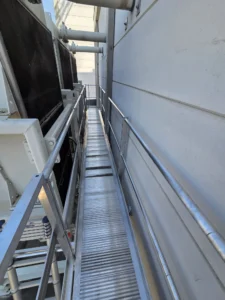 Conception, réalisation et installation d'une plateforme fixe en aluminium autour d'un transformateur électrique. Height Technician in Building a mis en place un équipement de protection collective. Il s'agit là d'une passerelle d'accès. Les utilisateurs peuvent ainsi travailler en hauteur en toute sécurité.