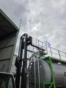 Conception, réalisation et installation d'un garde-corps complet en aluminium sur un conteneur. Height Technician in Building a mis en place un équipement de protection collective. L'accès à la partie haute du conteneur se fait via une échelle à crinoline. Les utilisateurs peuvent ainsi monter/descendre et travailler en hauteur en toute sécurité.
