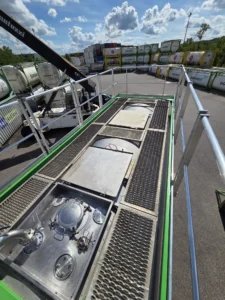 Conception, réalisation et installation d'un garde-corps complet en aluminium sur un conteneur. Height Technician in Building a mis en place un équipement de protection collective. L'accès à la partie haute du conteneur se fait via une échelle à crinoline. Les utilisateurs peuvent ainsi monter/descendre et travailler en hauteur en toute sécurité.