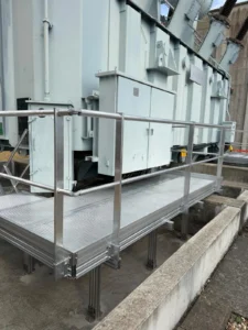 Conception, réalisation et installation d'une plateforme fixe en aluminium autour d'un transformateur électrique. Height Technician in Building a mis en place un équipement de protection collective. Il s'agit là d'une passerelle d'accès. Les utilisateurs peuvent ainsi travailler en hauteur en toute sécurité.