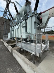 Conception, réalisation et installation d'une plateforme fixe en aluminium autour d'un transformateur électrique. Height Technician in Building a mis en place un équipement de protection collective. Il s'agit là d'une passerelle d'accès. Les utilisateurs peuvent ainsi travailler en hauteur en toute sécurité.